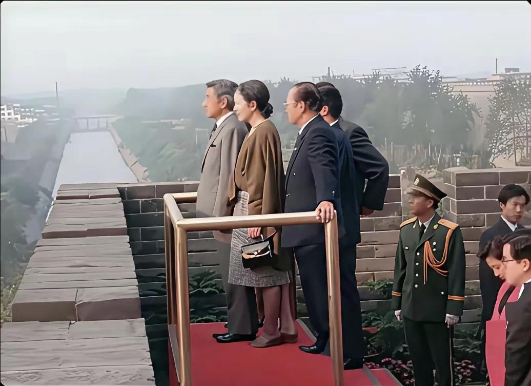 登上西安城墙的日本天皇，此时此刻在想些什么？
1992年，中日邦交正常化20周年