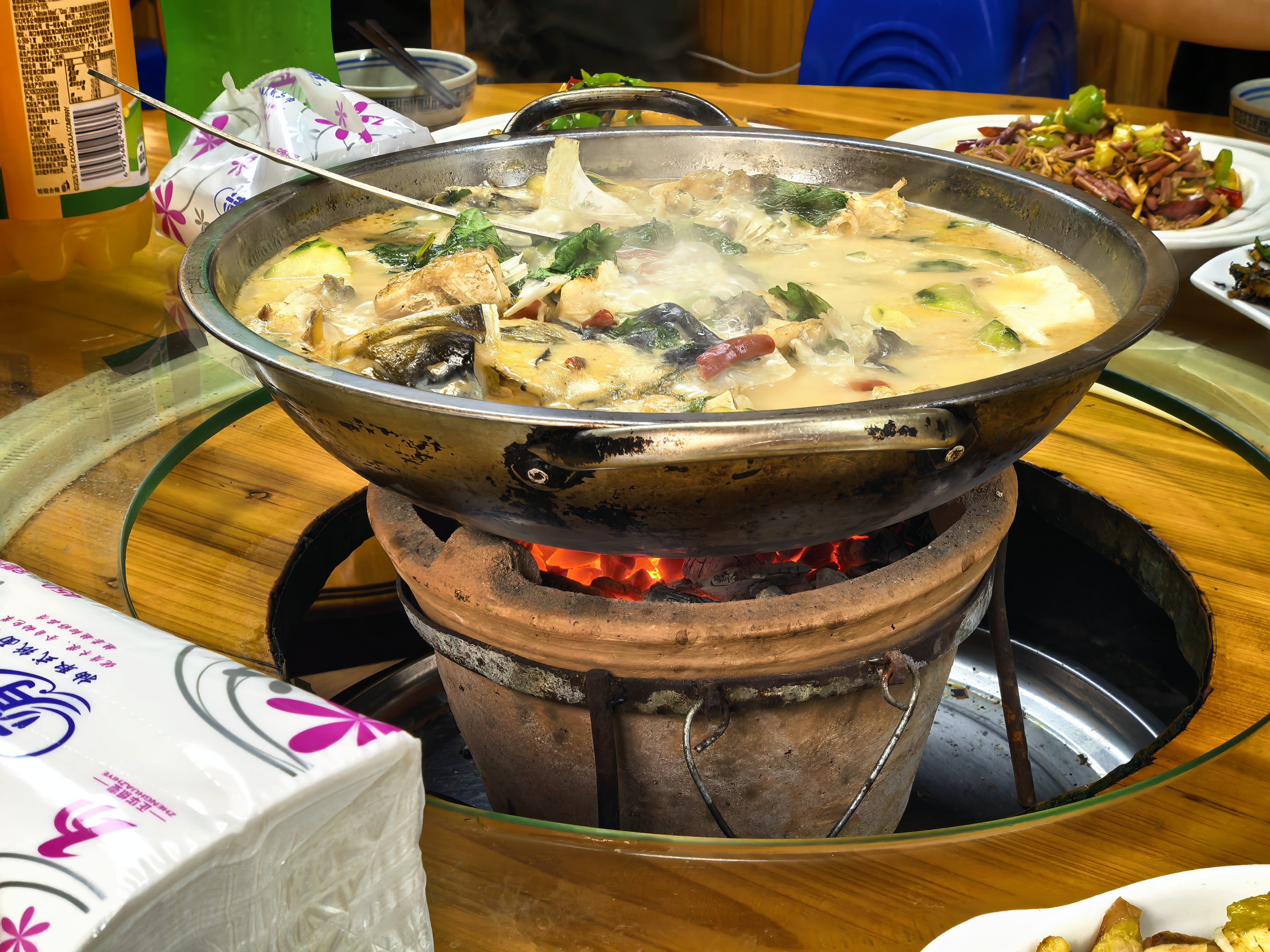 遂昌风炉直接戳中江西老表的辣点🌶️炭火煨着南瓜牛肉和奶白鱼汤，热辣鲜香，满满烟