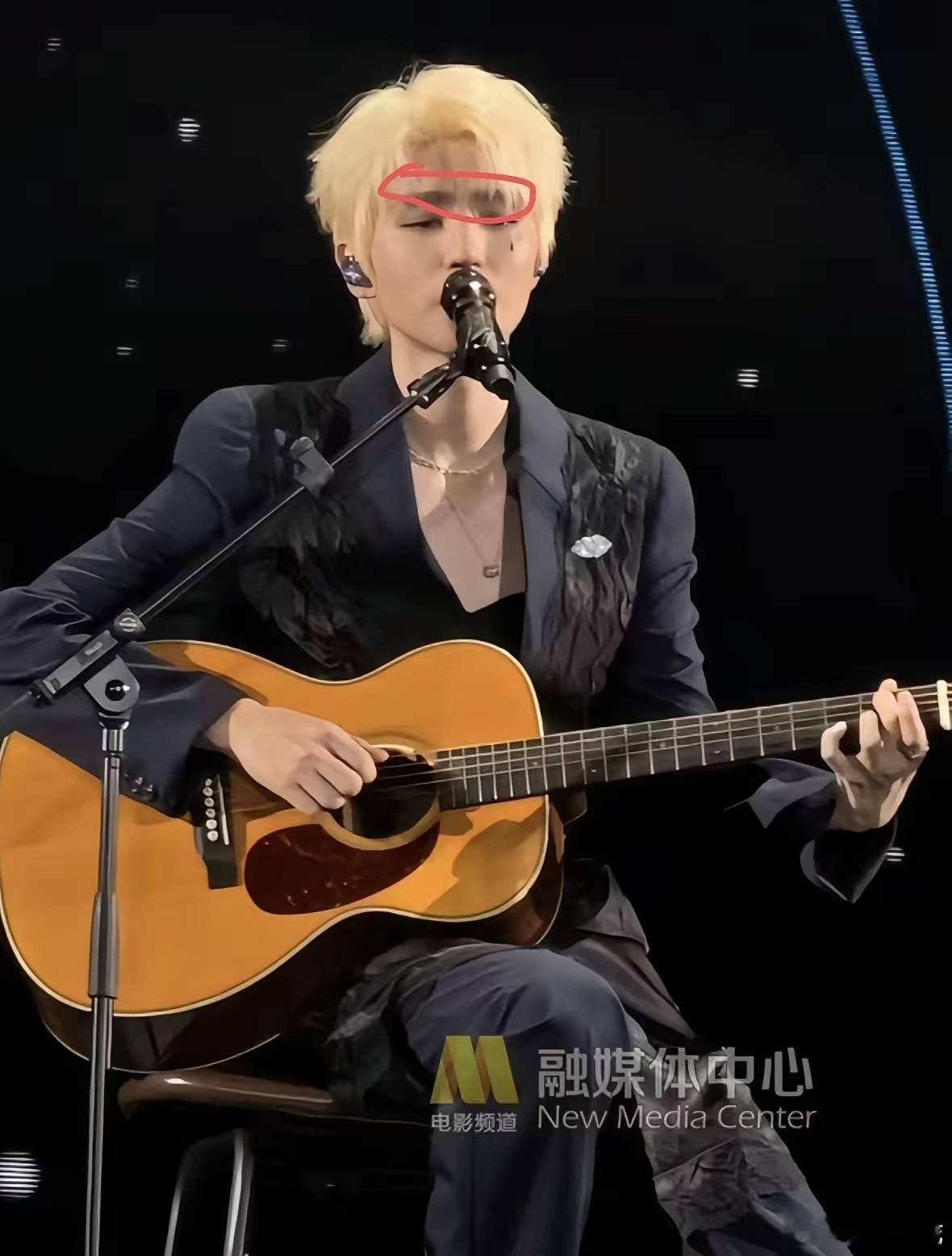 演唱会上我能接受王俊凯染金色头发但是唯独接受不了他的就是，他脸上的眉毛。这次王俊