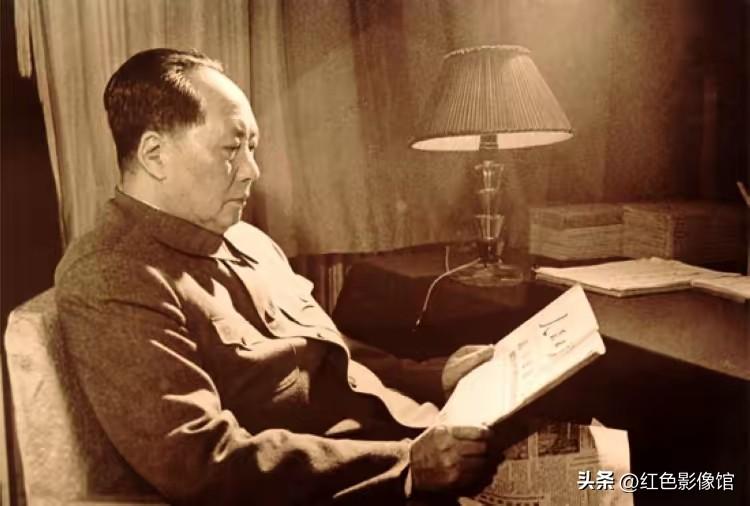 毛主席读书看报