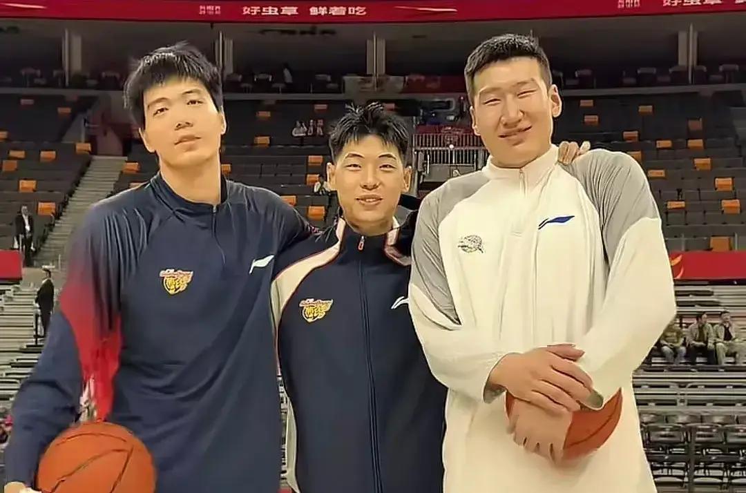一张赛前合影，看得人心里不是滋味。

焦泊乔，崔永熙，李炎哲。
当年广州队那几棵