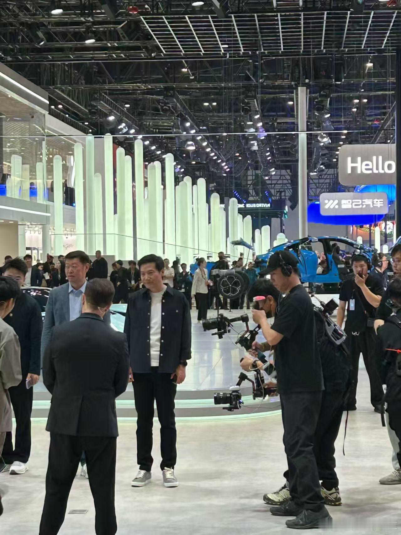 汽车2026北京车展 【雷军现身北京车展 YU7 GT定档5月发布】4月24日，