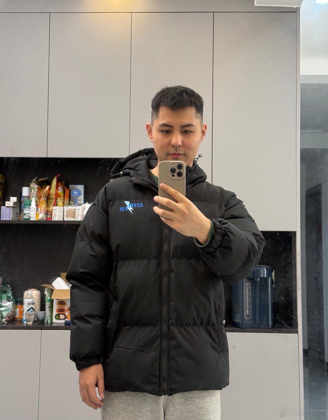兄弟们，发个自拍，主要是想让你们看看衣服[笑哈哈][笑哈哈][笑哈哈]，毛了一件