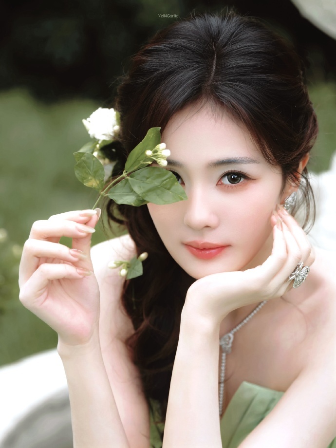 林玉芬心疼白鹿 林导心疼的敬业小白花，这组茉莉写真也太清新治愈啦～ 