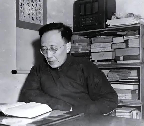 南京博物院相关话题热议，
让人忍不住想起争议缠身的郭沫若——特殊年代里，他的两个