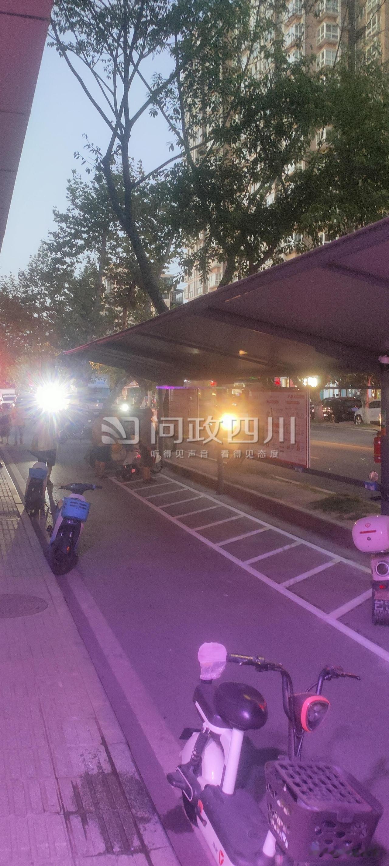 网友反映在非机动车道上建充电棚（桩），影响交通、市容市貌问题，回复来了……近日，