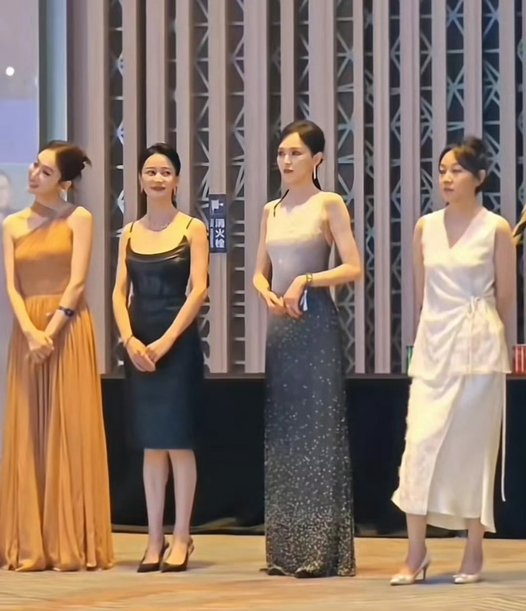 #闫妮站姿好像在等公交# 闫妮的松弛感，微醺感，少女心都不是一般人能有的。 ​​