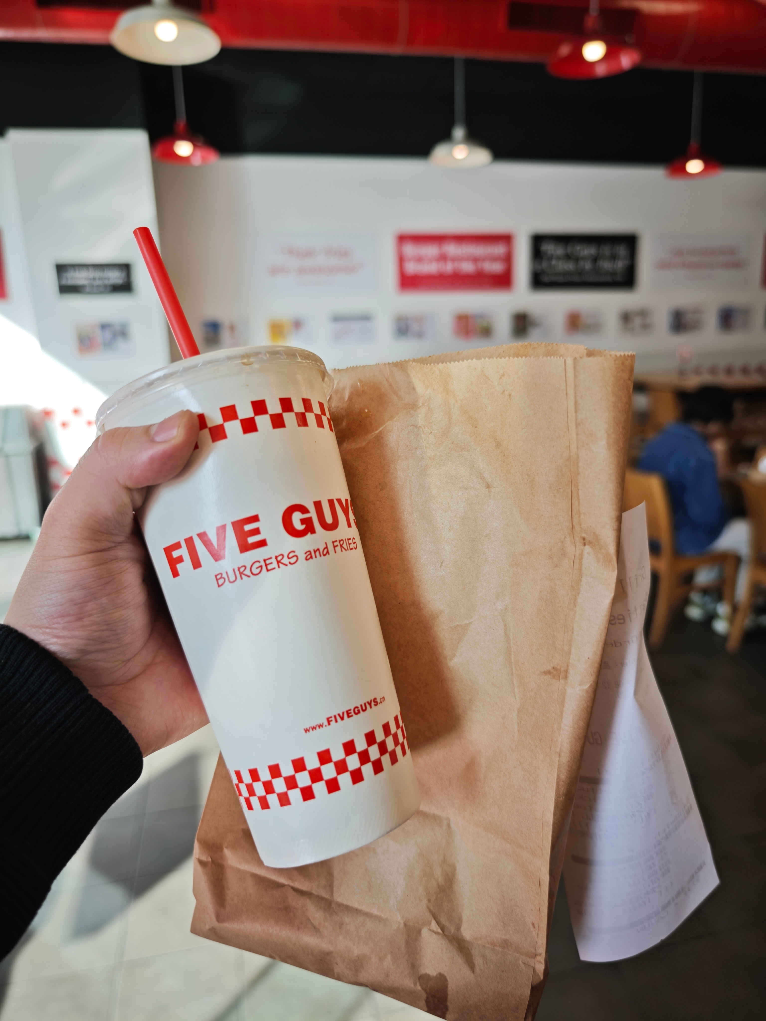 FIVES guys的吸管是（环保）塑料的！！！太感动了。不是纸吸管，美国人就是