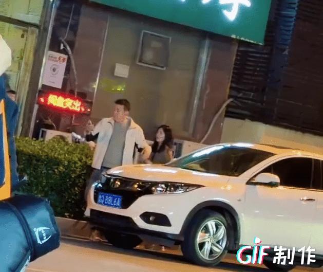 这个男人夺了女人的手机不断看着，女人撕打着男人想拿回手机，两个人这一刻起就已经回