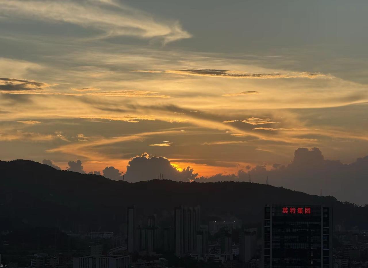我说练了三个月毫无健身痕迹呢，原来是乱七八糟一顿吃给自己吃美了，但是最近很开心，