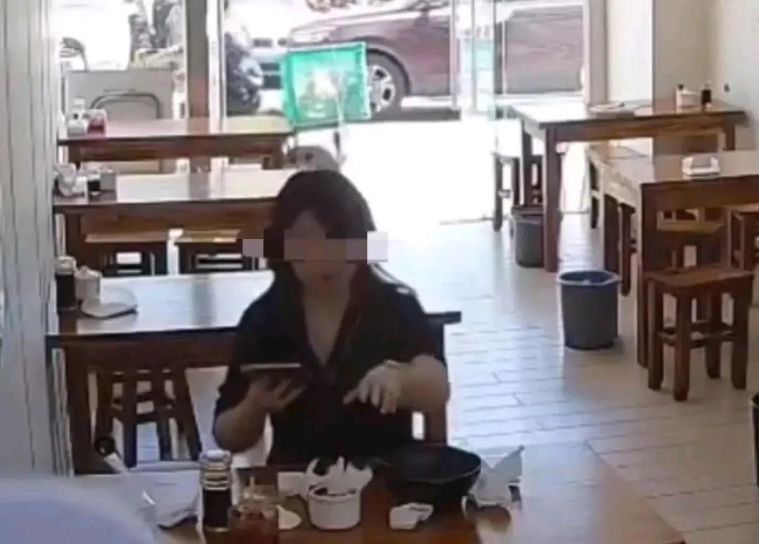 上海一女子在餐馆吃完馄饨后，做出了令人大倒胃口的举动，竟然将擦完鼻涕的餐巾纸扔到