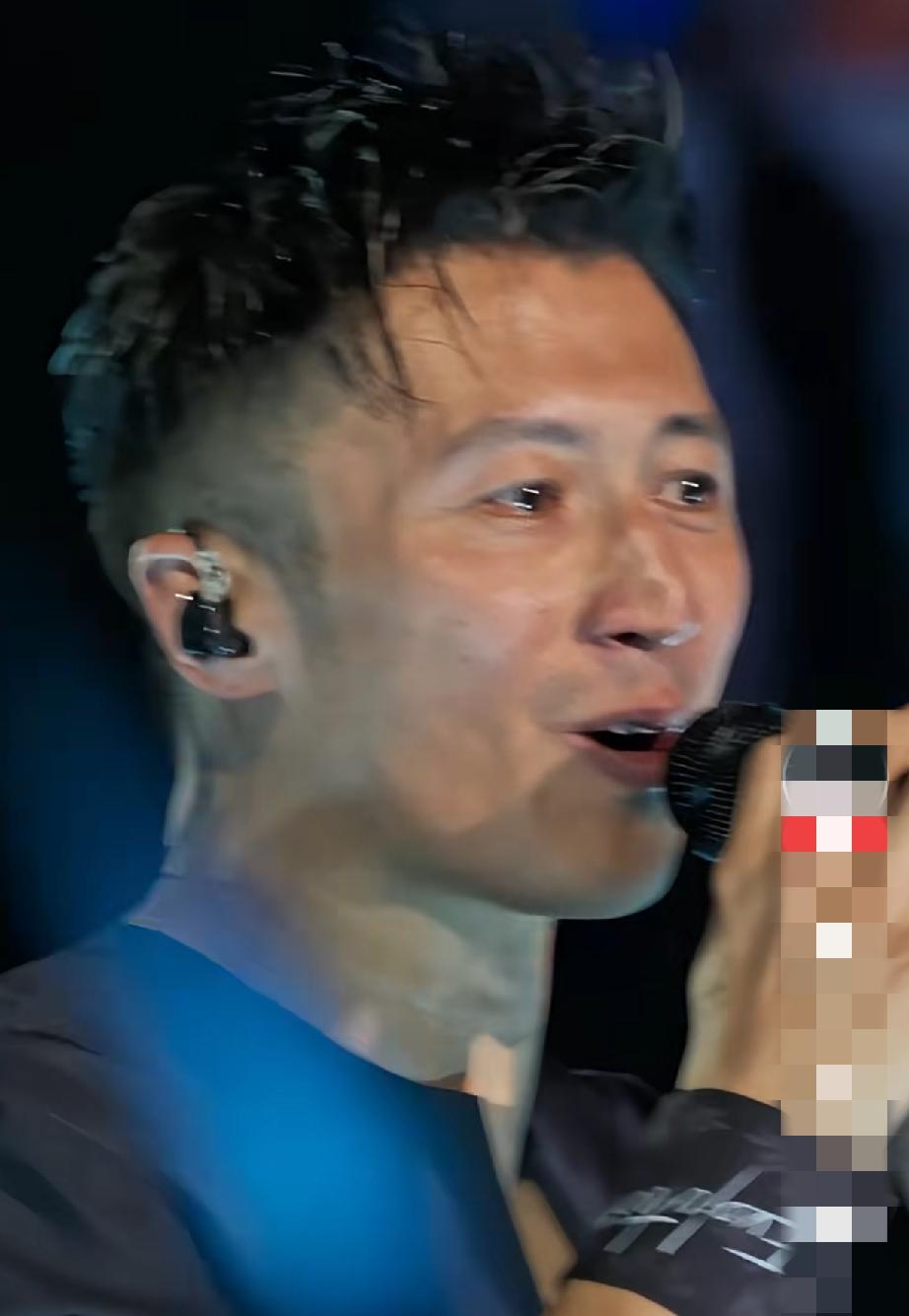 2026年7月25日晚，就在父亲谢贤离世五天后，他一身全黑登台。唱《我是真的真的