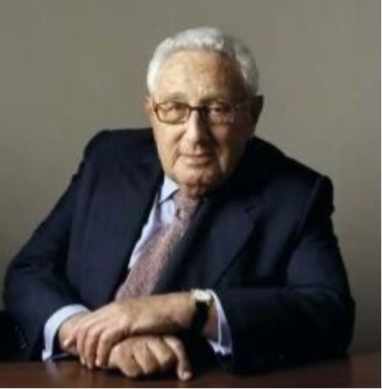 最近基辛格早年的预言又被翻了出来，老爷子当年就说，俄乌打下去，最先耗干的不是俄罗