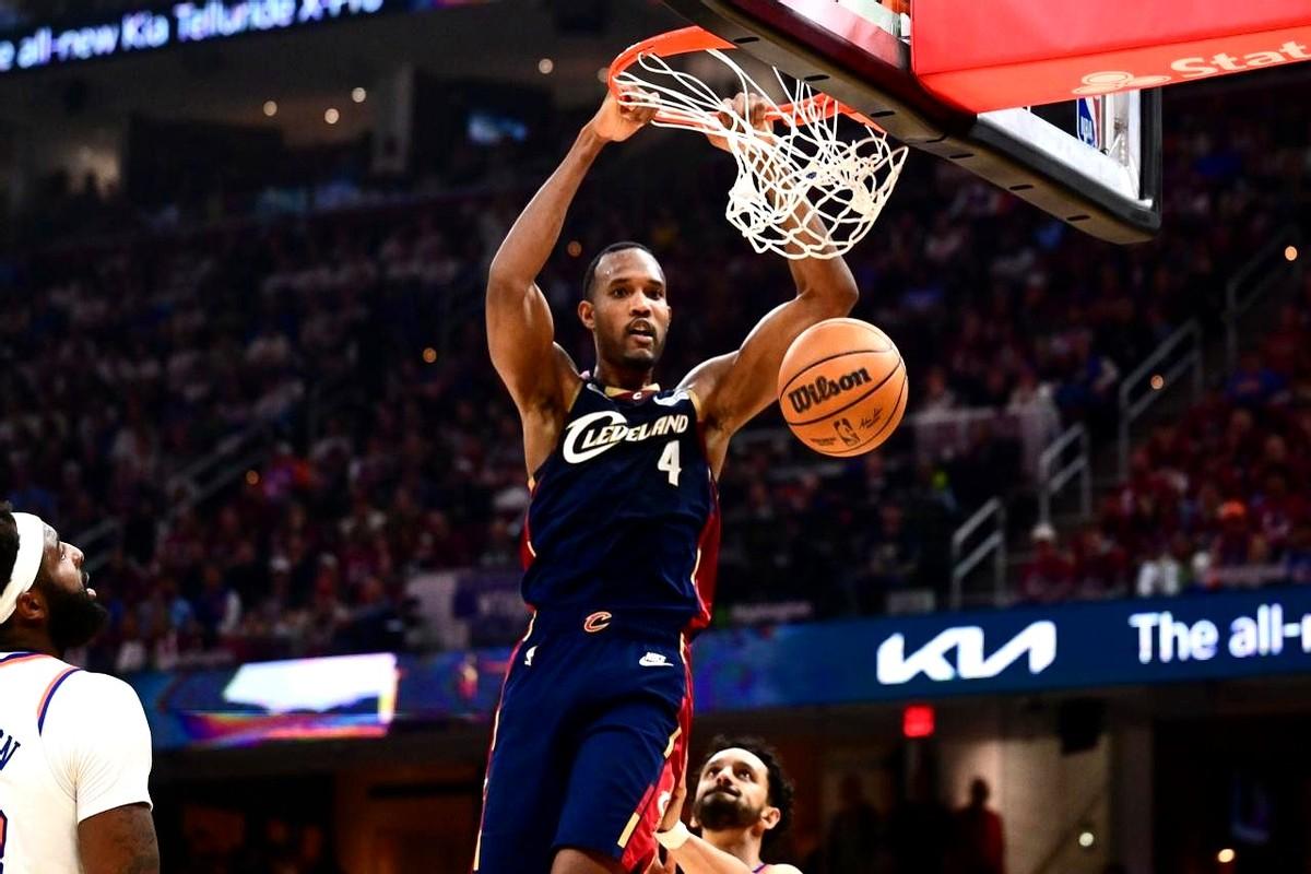 🏀骑士队需要认真考虑交易莫布里。
咱看着莫布里每场跟在米切尔和哈登身后折返跑，