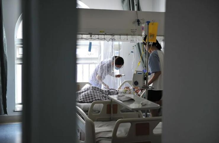 上海三甲ICU医生，为救胃癌晚期母亲，潜入病友群蛰伏半月，花万元向药贩子买下无批