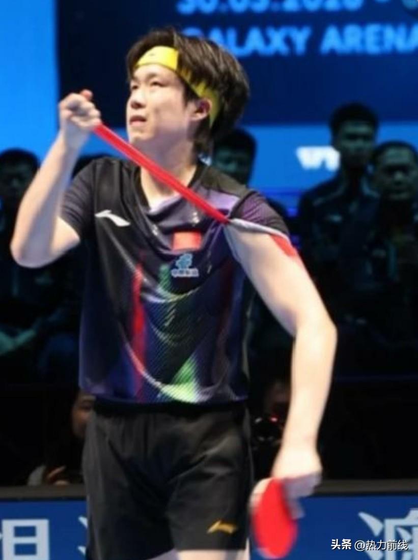 王楚钦，敬你是条汉子！
四分之一决赛，撕开贴布，
卸下铠甲，决绝一搏，
敬此赤诚