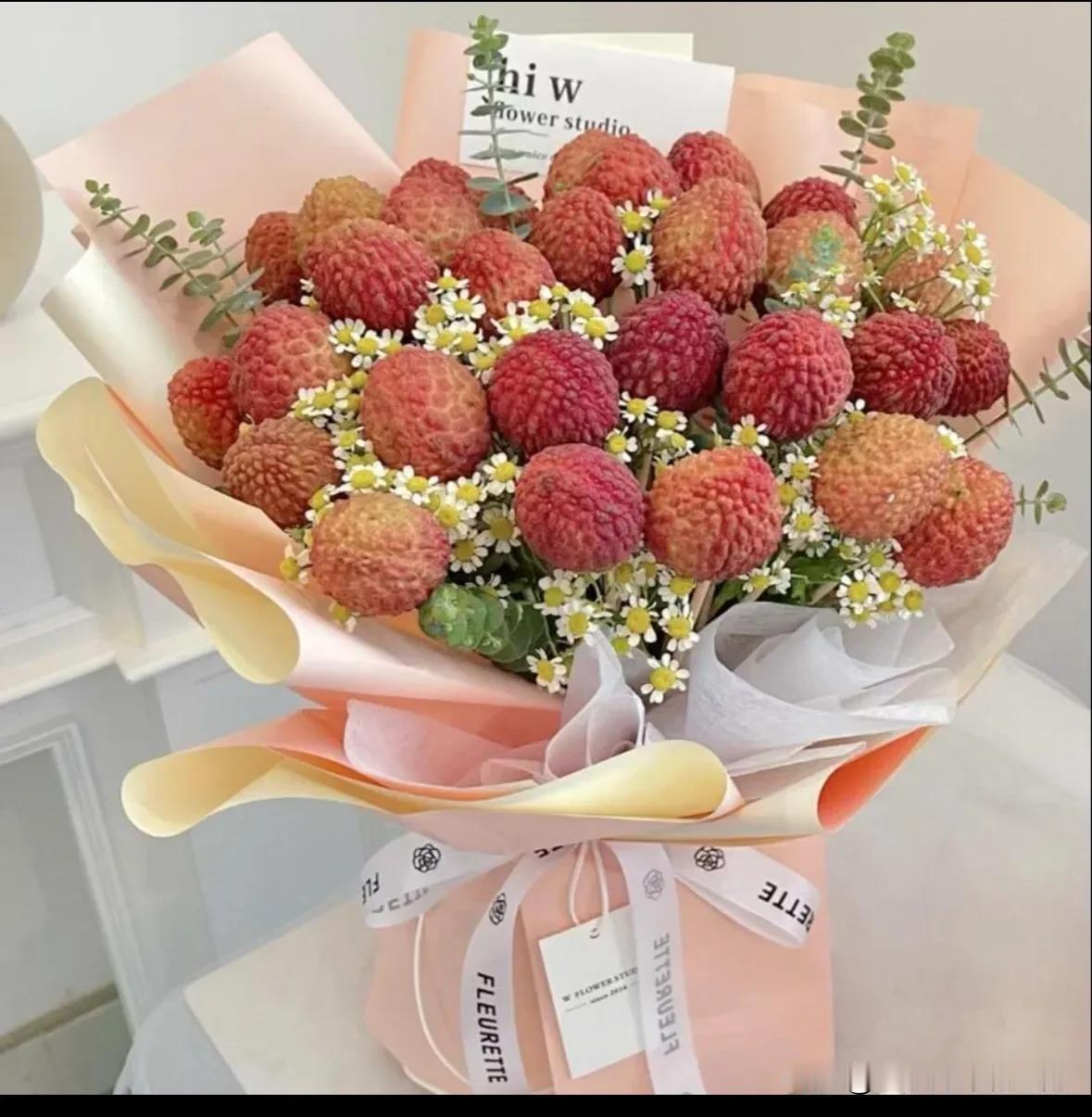 我是搞不明白这荔枝为什么能叫妃子笑，杨贵妃见了这种根本笑不出来。
图一别人的图。