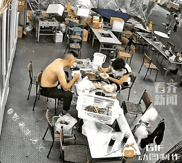 光背男子运气真好！幸运地躲过了一劫，难道他上辈子也拯救了银河系？