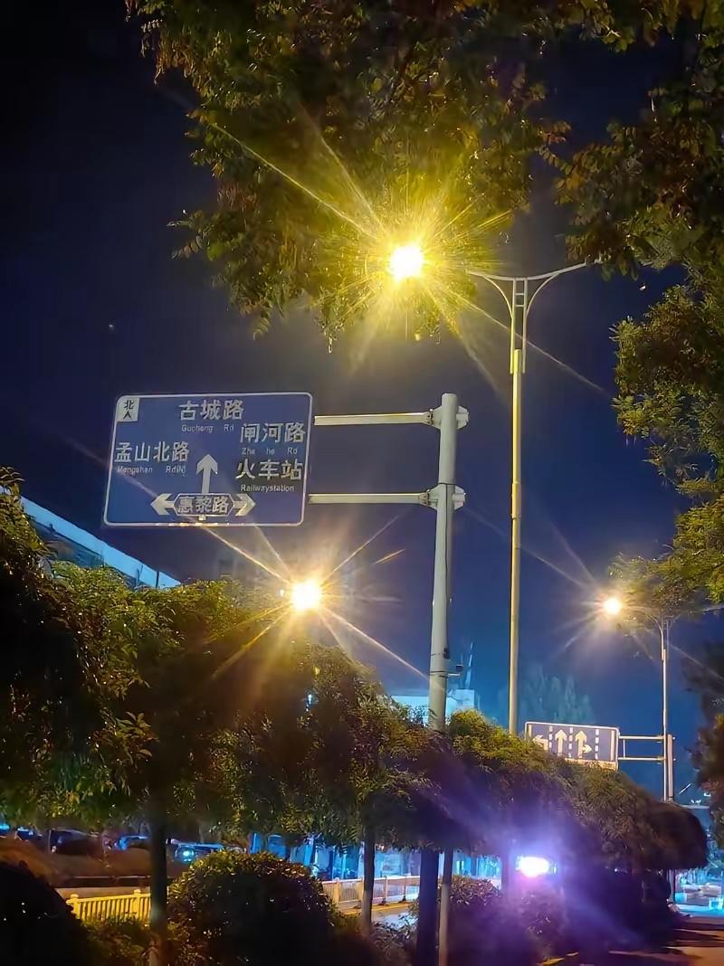 在厂里干了8年，今天发工资条，我看了三遍都不敢信。这个月加了18天班，每天站11