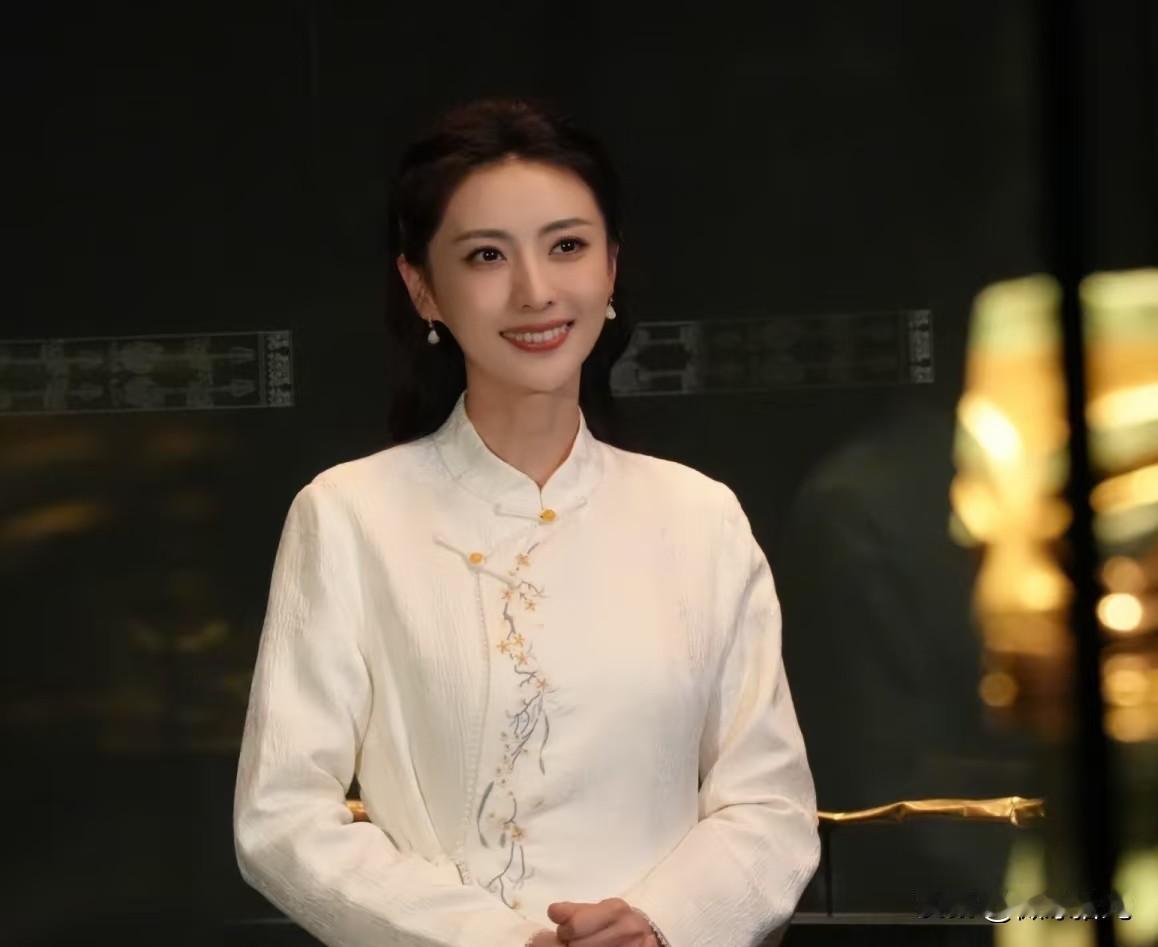 央视主持人张舒越国风礼服太让人惊艳了

《中华探文明》这次张舒越担任的是外景主持