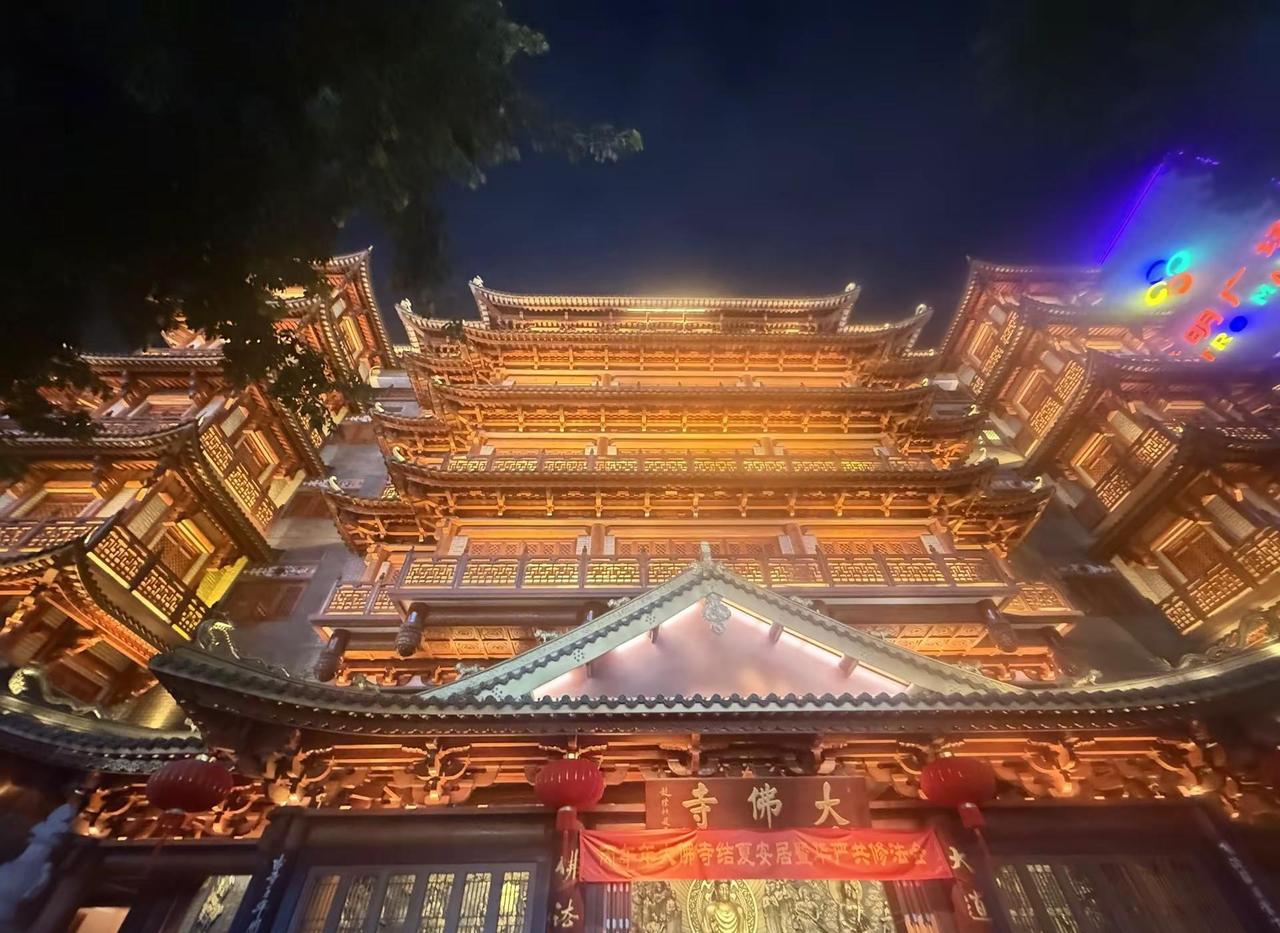 爱就是蘸水写诗边写边消失！广州大佛寺夜景
