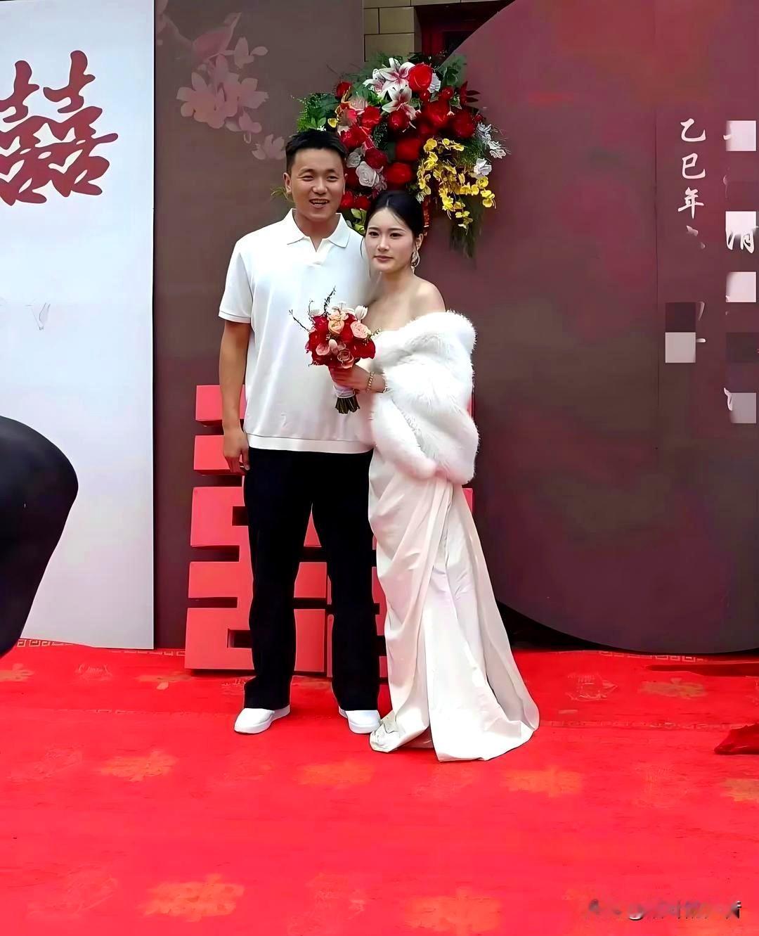 小编说，表哥只花8.8万彩礼，娶到了这么漂亮的老婆，赚大了，表哥在婚宴现场上，高