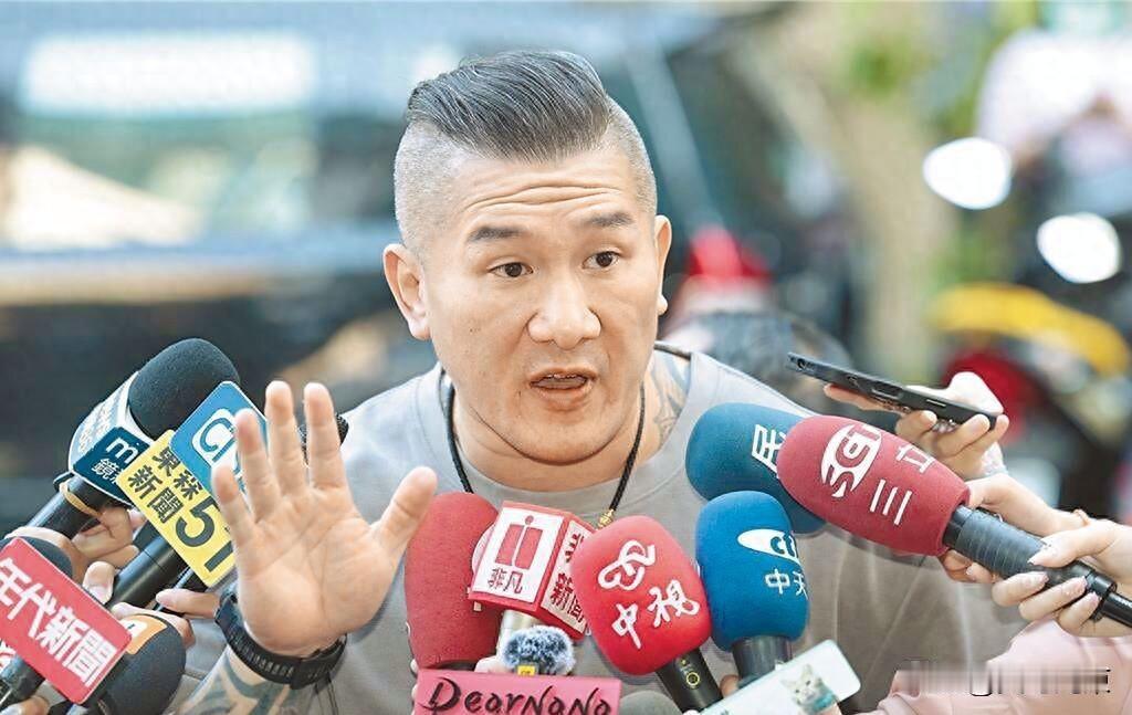 馆长：国民党和民众党就是战友，要紧密到让民进党瑟瑟发抖
国民党主席选完了，郑丽文