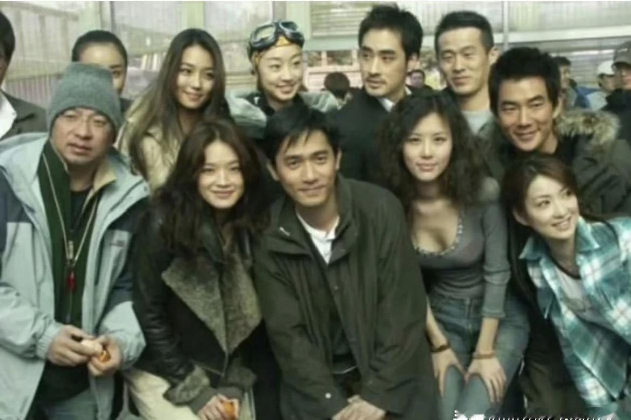 田朴珺这“合照杀手”的标签，算是焊在身上了！
最近时尚活动上那身高开叉礼服，直接