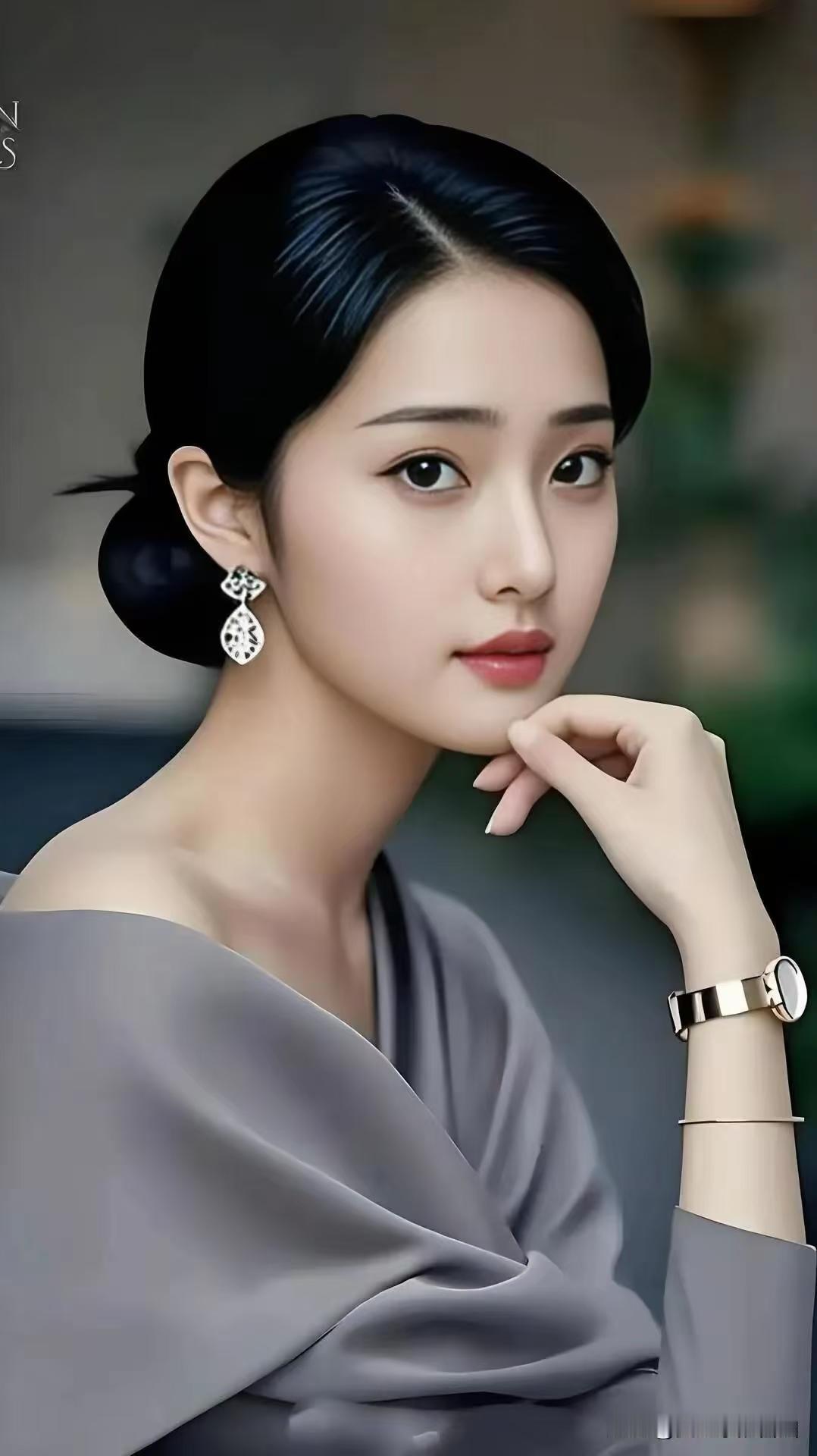 耳坠轻摇，素衣衬得肌肤莹润，眉眼浅笑似春日柔光，满是东方美人的含蓄韵味。优雅如诗