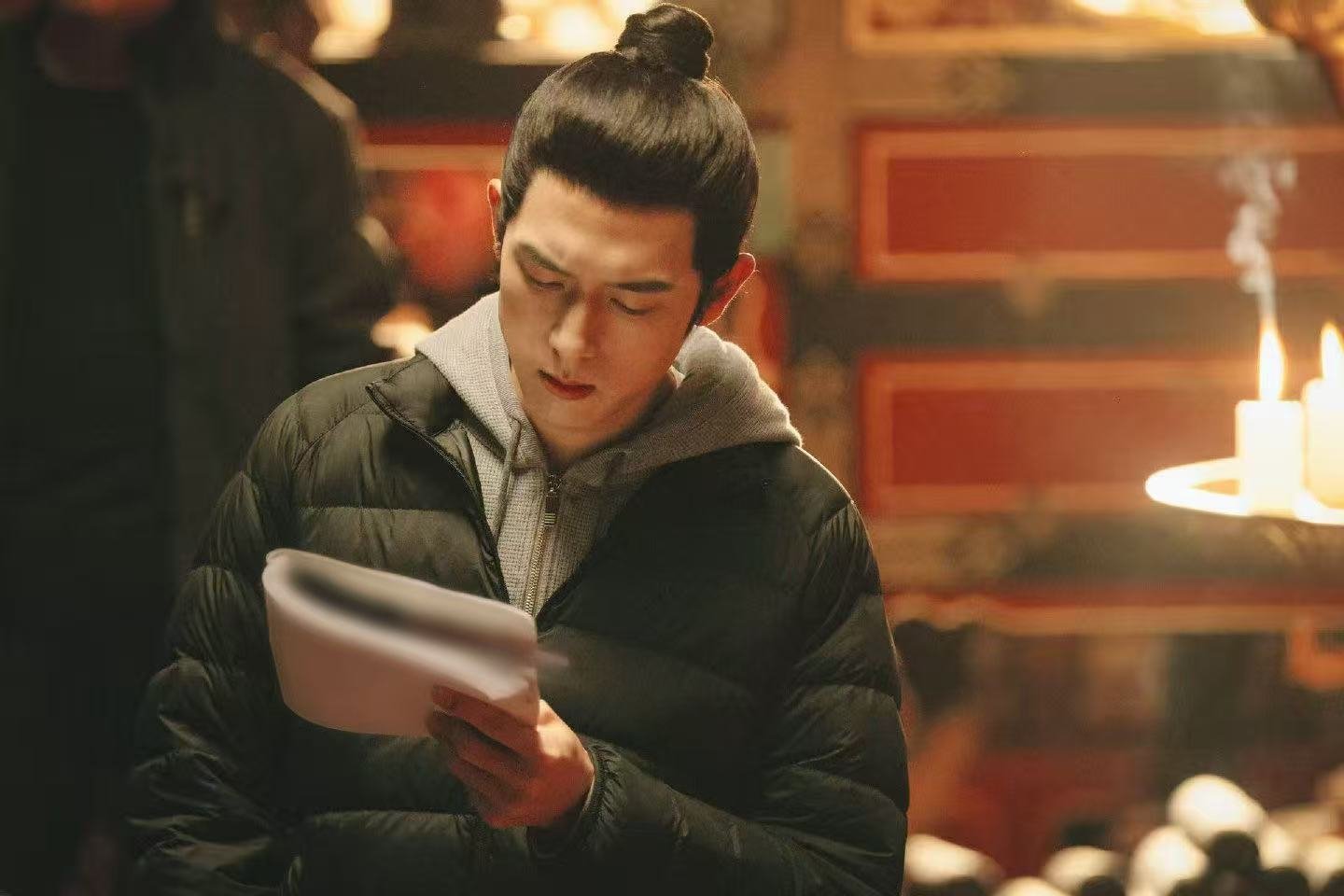 李现重回内娱上班状态夯爆了 李现说爬山暂停的时候我笑了，他是真的很爱爬山。但现在