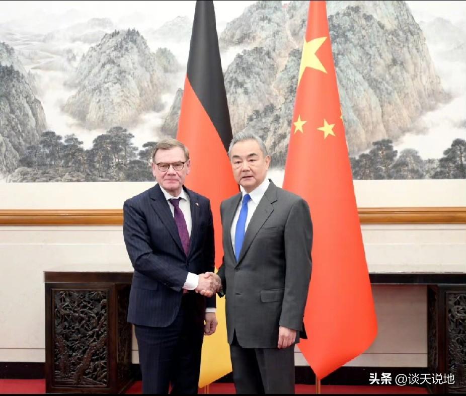 2025年12月8日外交部长王毅在北京同德国外长瓦德富尔举行会谈。

王毅外长表