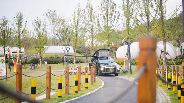 家庭露营神车来了，星海V9开启集体交付仪式
秋日暖阳洒在合肥途居包公源露营地的草