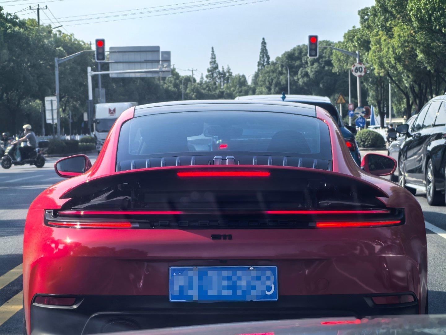 911这个大尾翼升起来从后面看有点丑啊Btw，车主是个小姐姐起步巨慢 