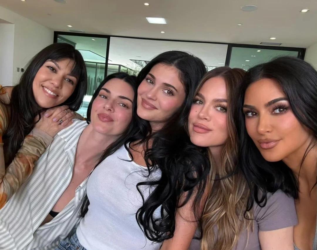 肯豆和家人复活节合影
高级审美 时尚博主 时尚资讯 审美积累
超模 肯豆 卡戴珊