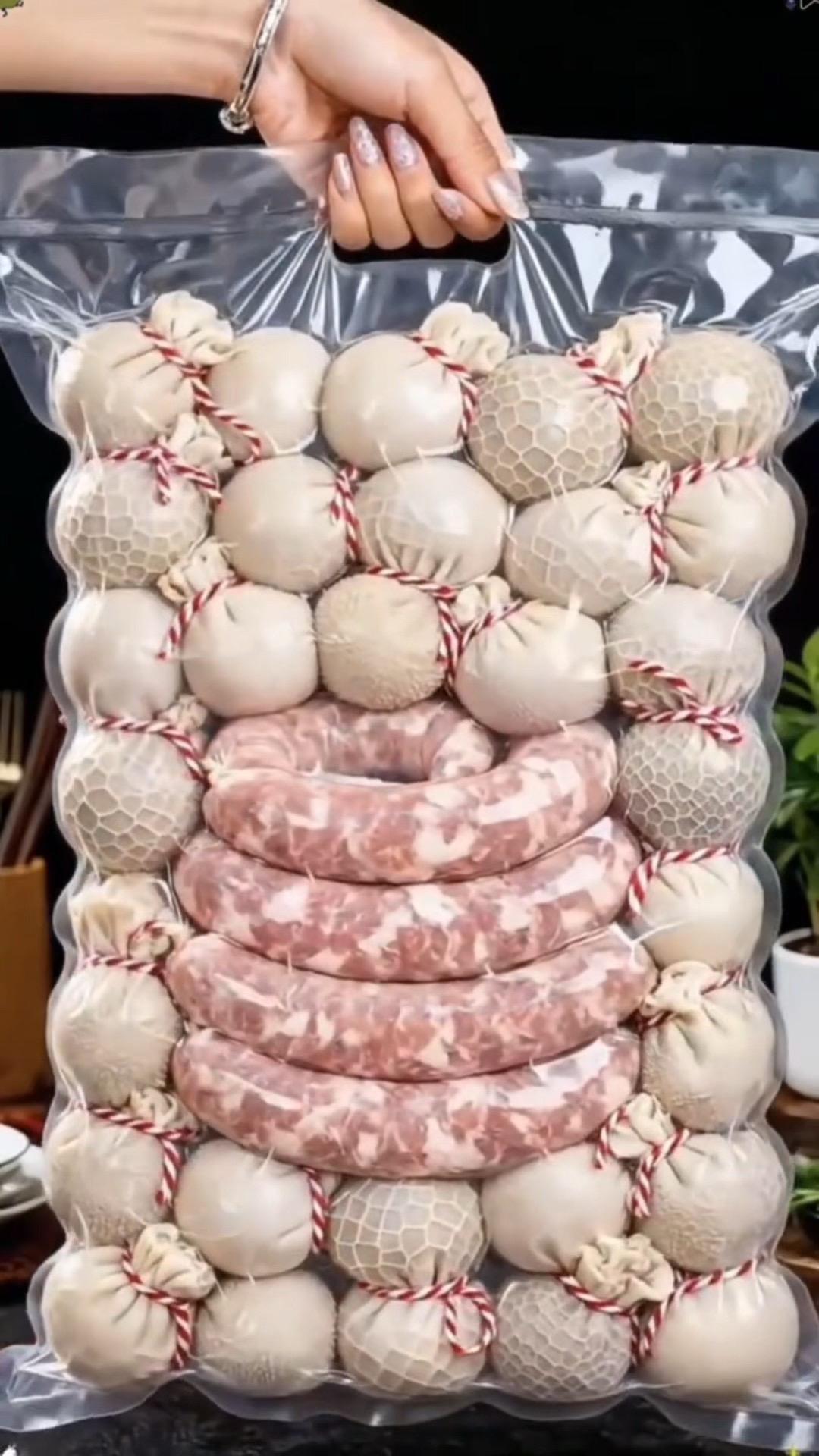 一口鲜醇，地道本味之选草原特色肚包肉，精选鲜嫩羊肉饱满入馅，外层肚衣柔...