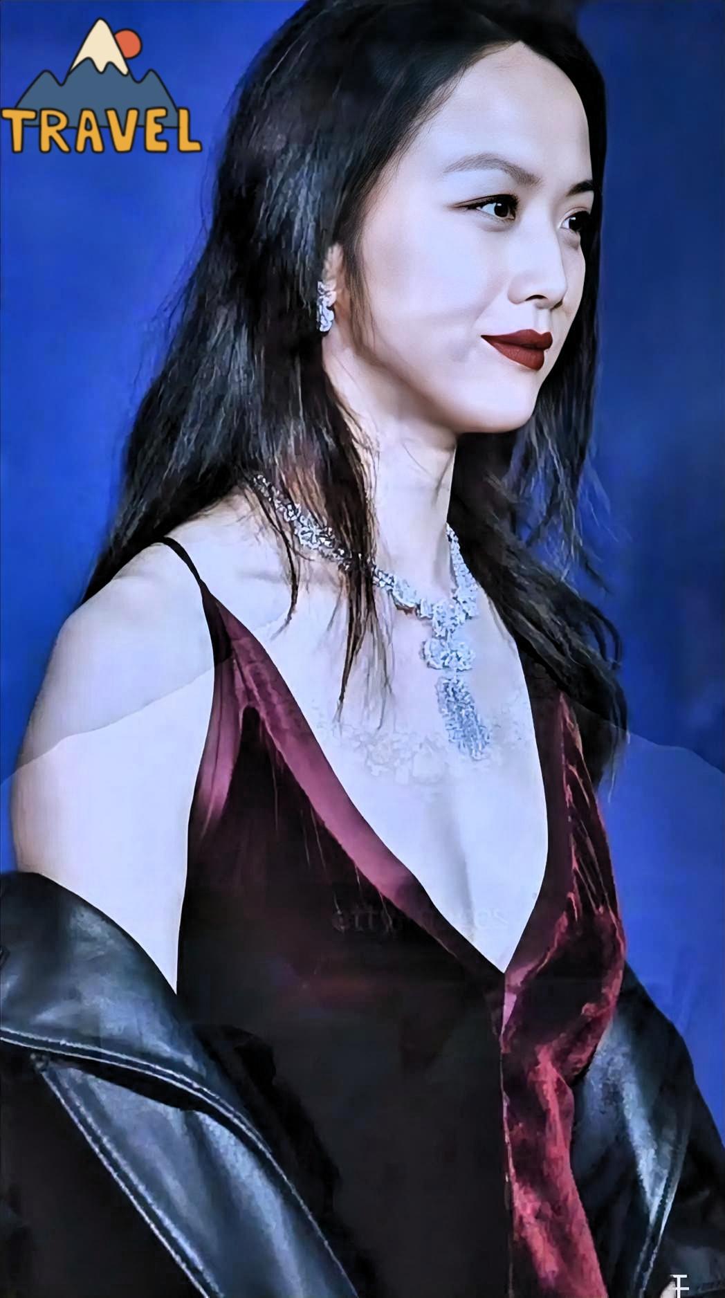 说实话，
看到汤唯在巴黎时装周这几张生图，
我心里的滋味真有点复杂。

你看内娱