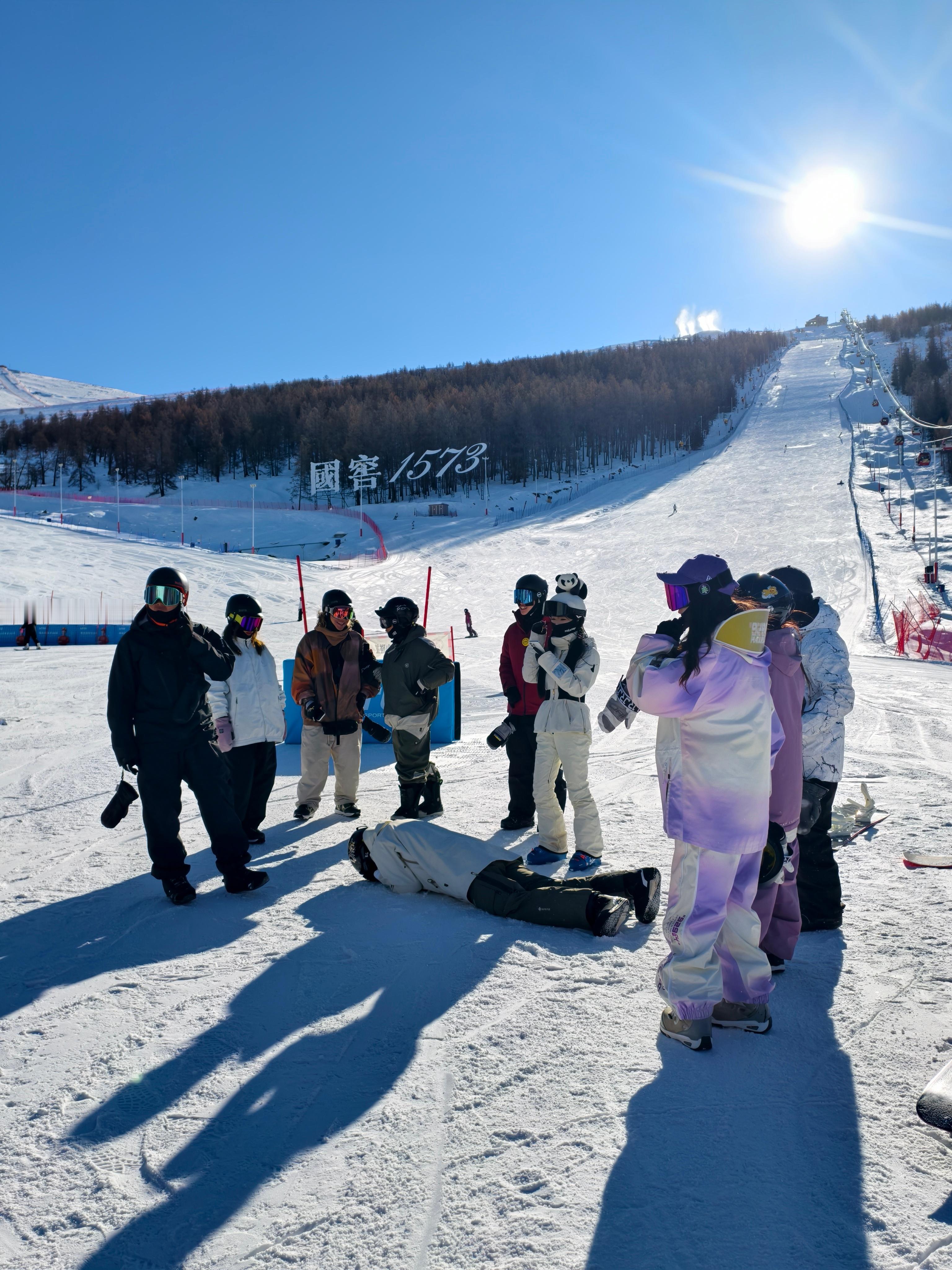 雪场内第一次见到打架。。还以为是雪友们起哄，后来发现是两男的起冲突，倒地的也是男