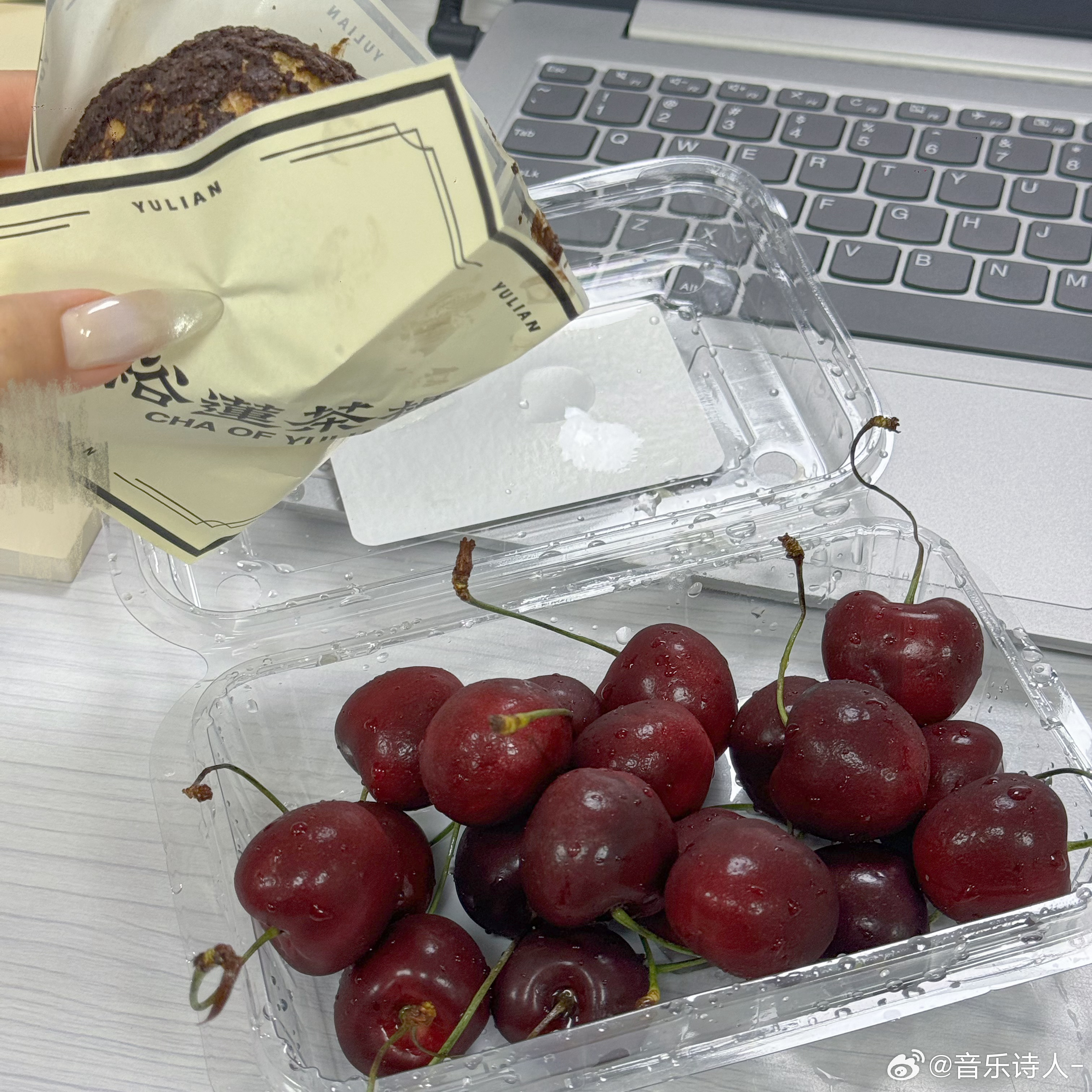 上海回来后每一天都在工位疯狂进食 快住口吧