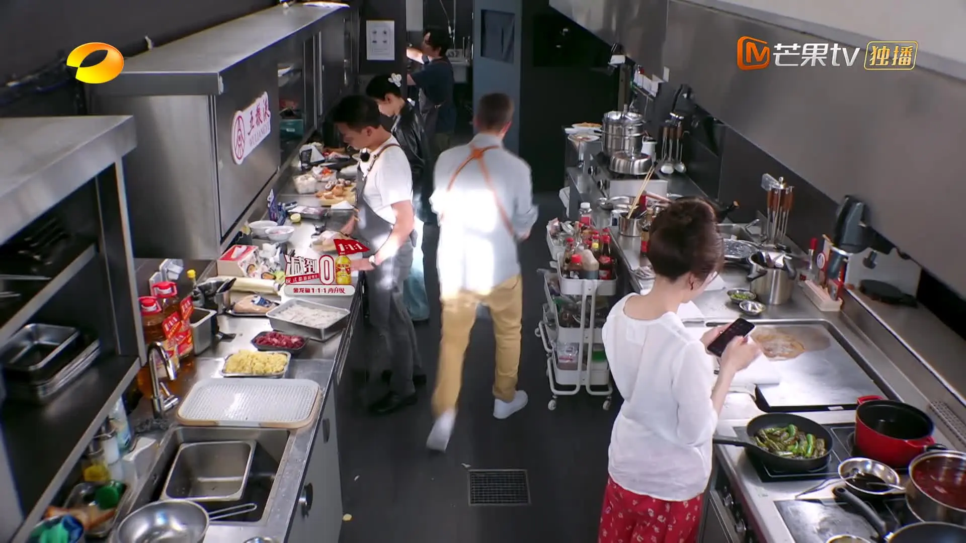 林大厨给欣欣子做她最喜欢的竹荪鸡汤的故事