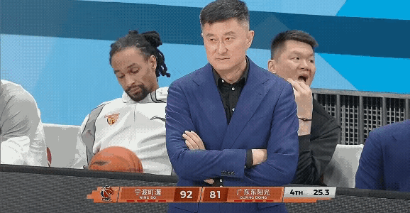 今晚确实要批评一下广东队，从教练到球员都要挨批，都说广东输球是没有五号位的问题，