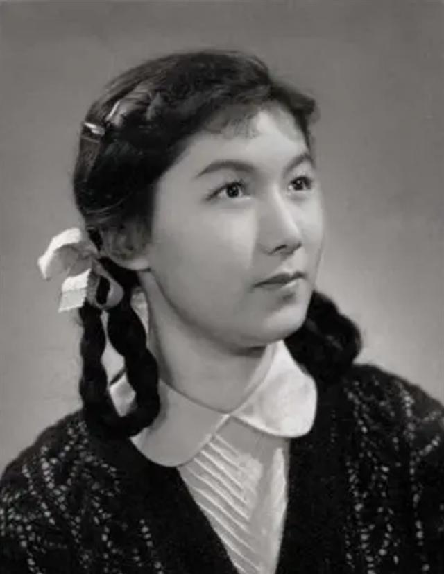 1952年，88岁的齐白石老先生应邀前往参加宴会，进入会场后齐白石的眼睛就一直在