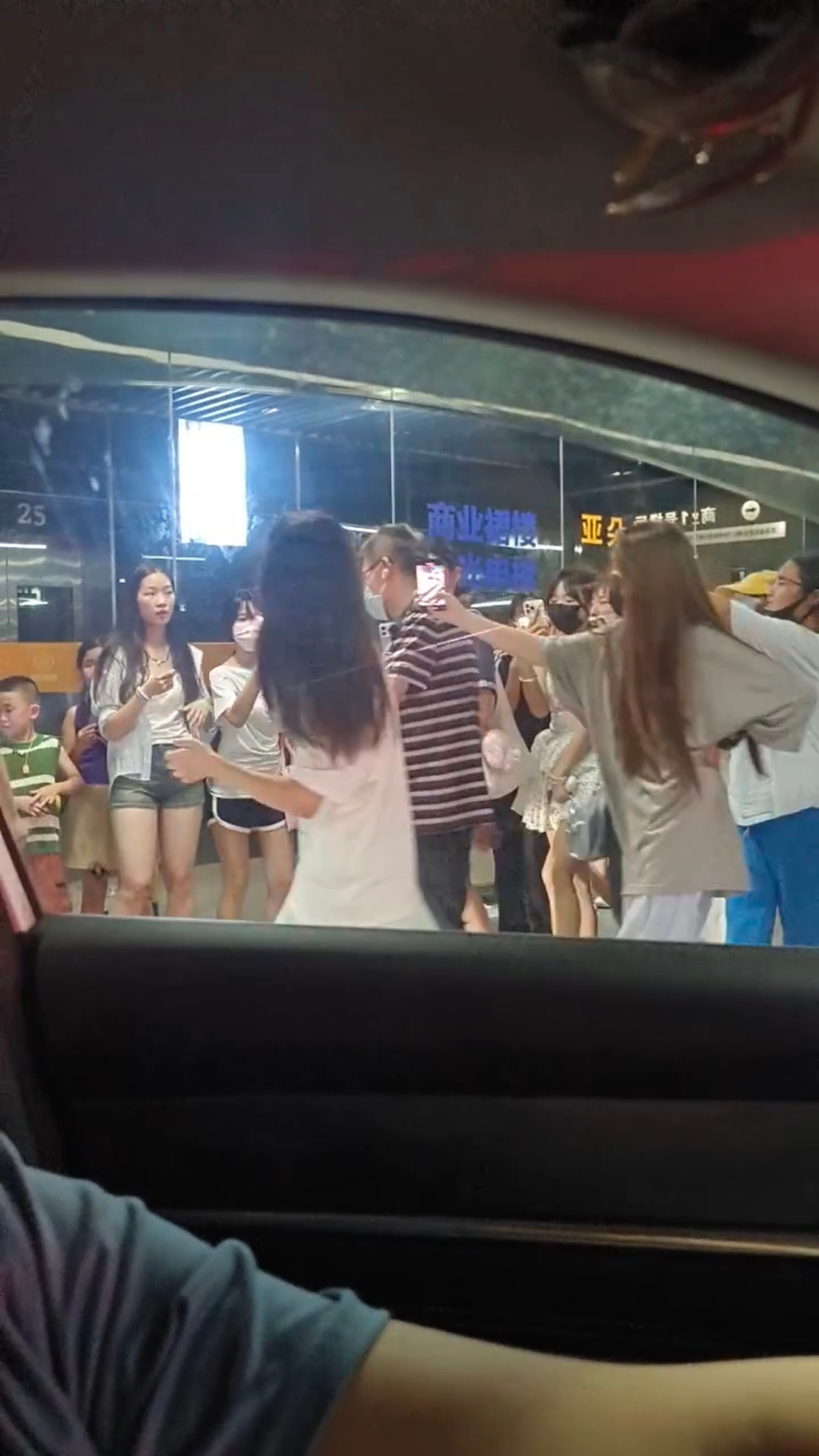 李飞被围攻了 ​​​