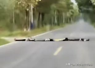 并排躺着四名孩
司机最初以为路面物体是“塑料袋”，在妻子的催促下手动接管车辆、紧