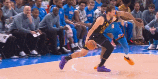 东契奇突然无对抗受伤，湖人这下确实麻烦了...东契奇无对抗受伤东契奇疑似左侧大腿