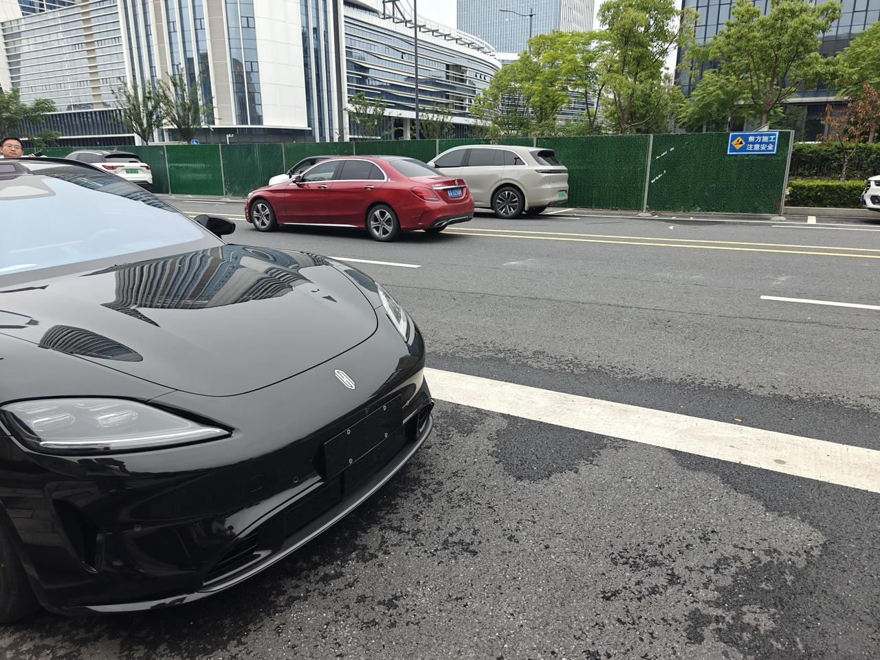 路上偶遇尚界 z7t 黑武士非常帅，搭配黄色卡钳，讲真猎装的造型还是比轿车更帅一