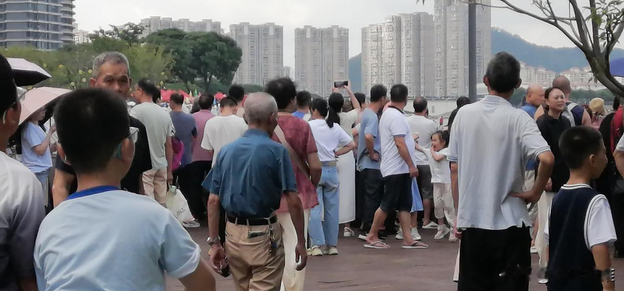 海沧湖龙舟赛。
今天是传统节日：端午节。
厦门海沧湖边人头攒动，市民早早的就聚集