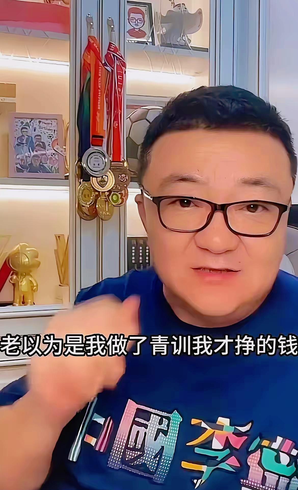 董路彻底失望透顶：自己辛辛苦苦教这批孩子踢足球，最后却发现，我教会了他们踢球，却