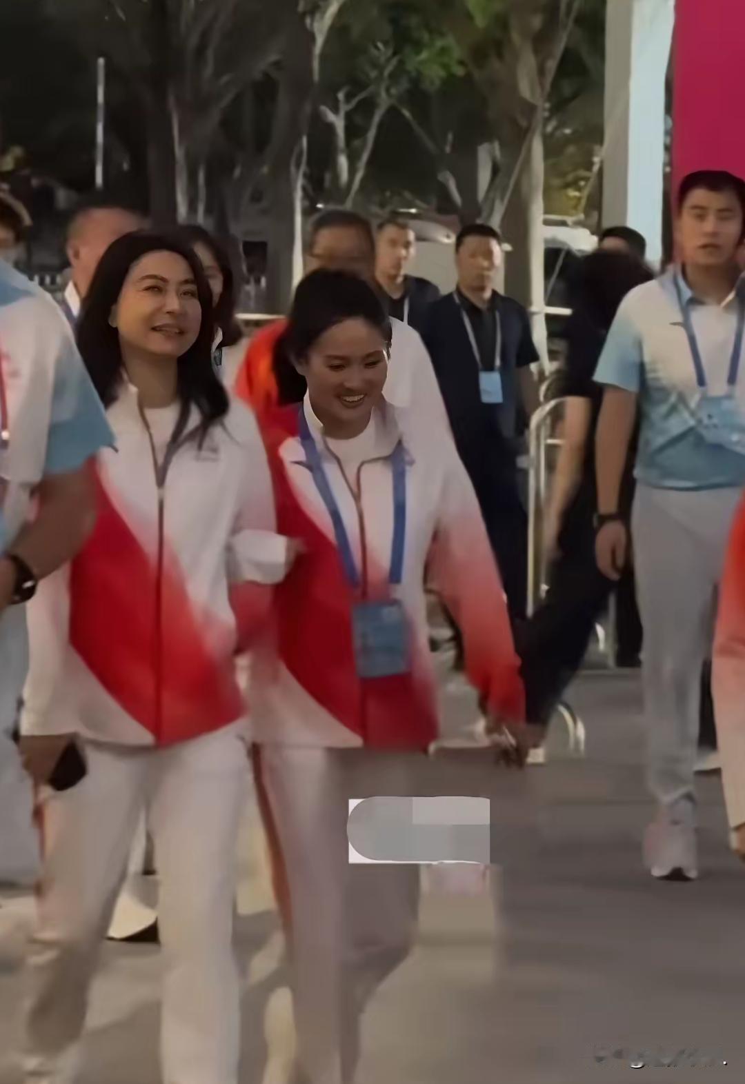 跳水界的两位女神郭晶晶和陈若琳在全运会开幕式上惊喜同框啦！这对师姐妹手牵着手走进