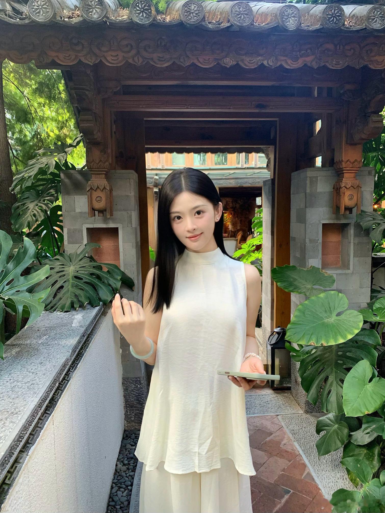 这套ootd剩下没发完的部分～很喜欢这套衣服 上身很有气质 很简单但很高级好怀恋
