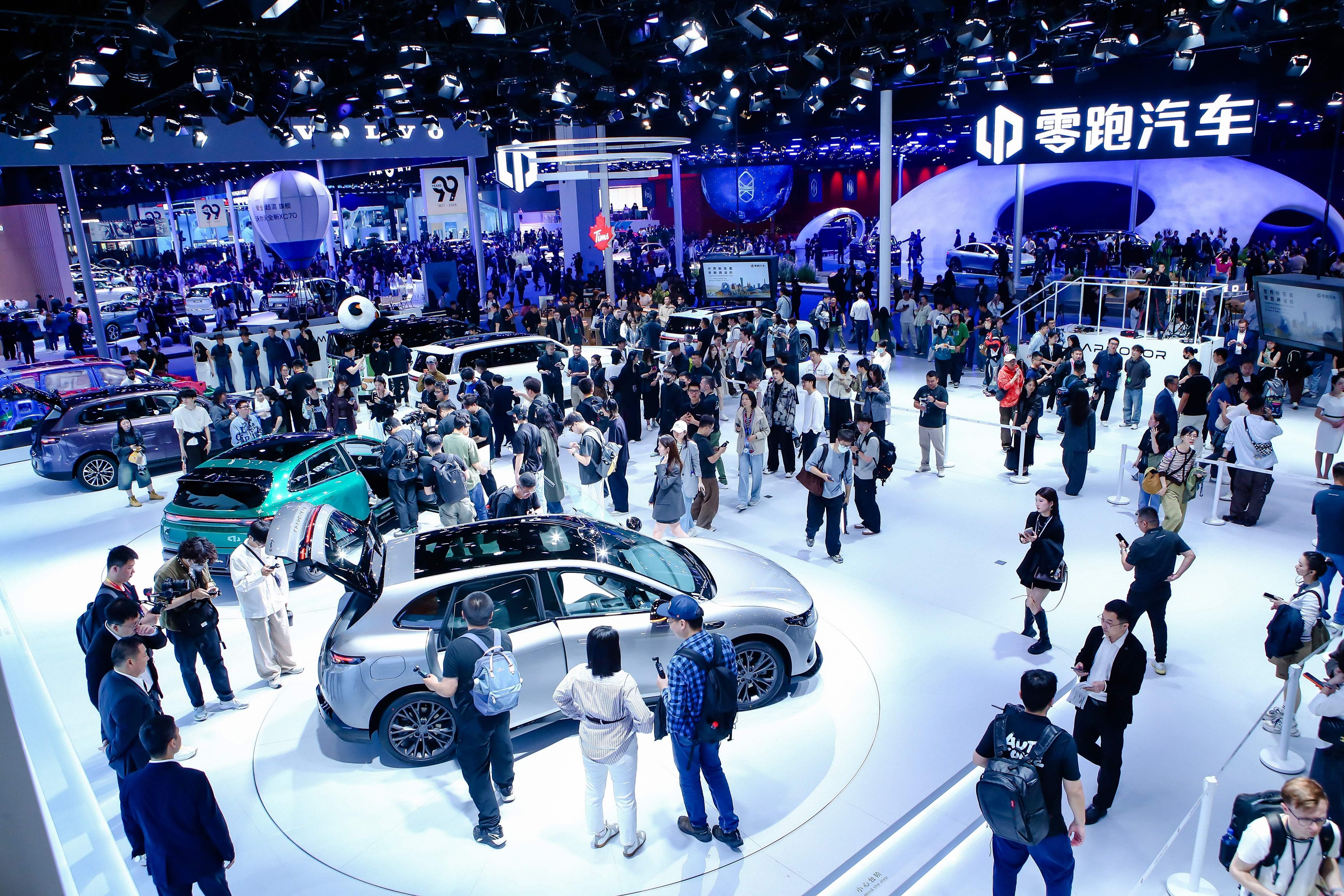 今天北京车展，零跑展台聚了不少人。Lafa5 Ultra的上市发布会，听到Tim